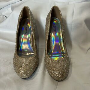 Hot Tomato gold studded heels 7.5